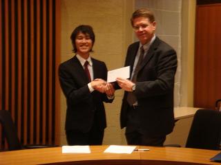 【News】Dec. 16 Kevin Gilroy Donates 25,000 Yen to Hasegawa Seminar Class