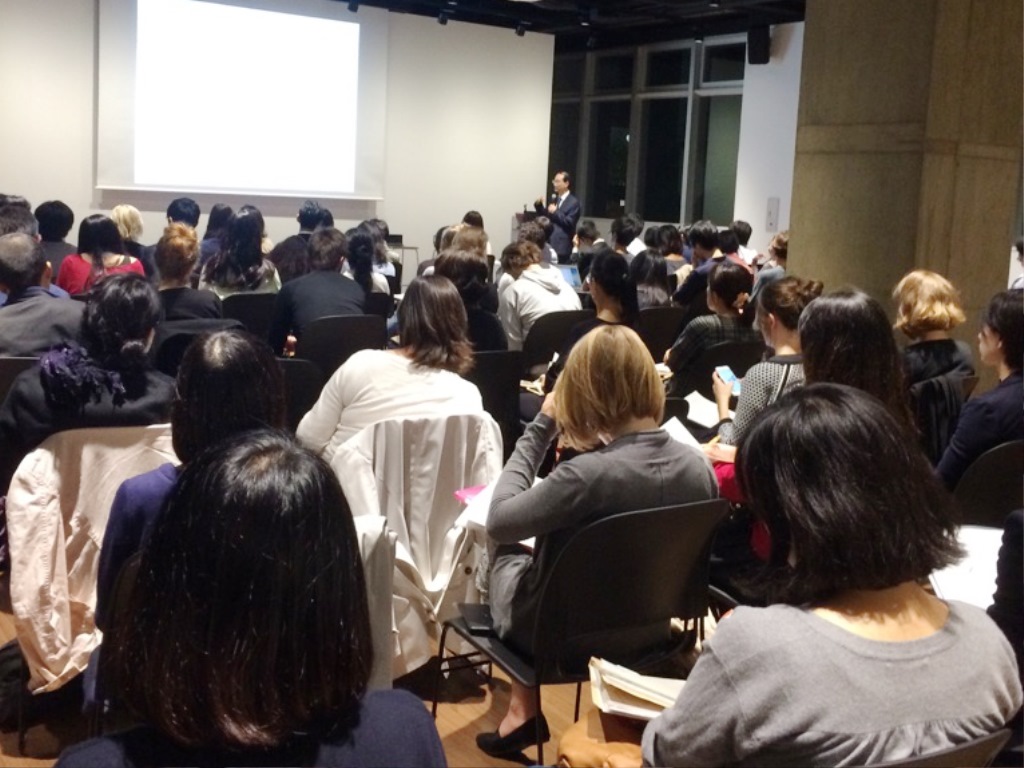 The conference hall was filled by more than 100 Japanese and international scholars and students.