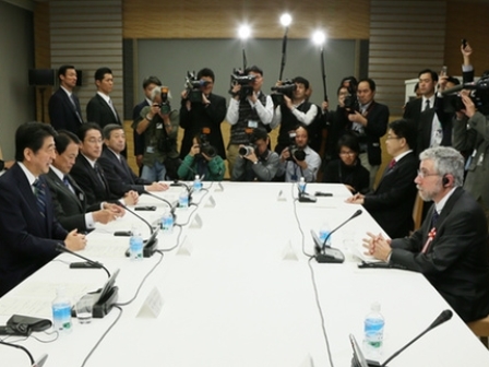 Professor Paul Krugman meeting with PM Shinzo Abe and other senior Japanese government officials. (japan.kantei.go.jp )