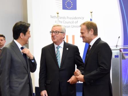 Jean-Claude Juncker, President of the European Commission and Donald Tusk, President of the European Council speaking to Japanese Prime Minister Shinzo Abe. (Photo: EC Audiovisual Services)