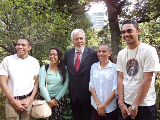 Minister Xanana Gusmão with four Timorese students at Waseda University